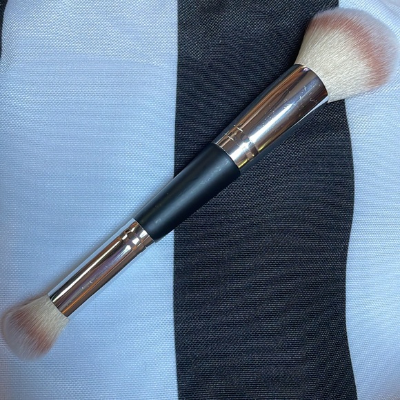 Duel Ended Consealer & Blush. Great highlighter , liquid and powder foundation - Picture 4 of 4